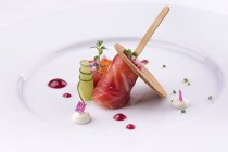 Rouleau de saumon au concombre et au caviar — Photo de stock