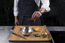 Abgeschnittene Ansicht eines männlichen Kochs bei der Zubereitung von Sauce — Stockfoto