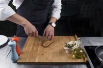 Vista ritagliata di carne di taglio chef maschile — Foto stock