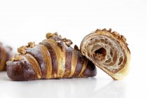Croissant con motivo a righe su sfondo bianco — Foto stock
