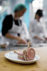 Gebackenes Schweinefleisch auf Teller auf Restauranttisch — Stockfoto