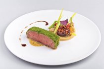 Steak de viande au pesto vert et garniture de légumes — Photo de stock