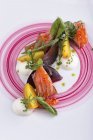 Буряковий і лососевий салат на тарілці — стокове фото