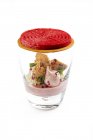 Сливочный десерт с фруктами и мятой в стекле — стоковое фото