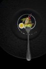 Салат з яйцем та беконом на виделці — стокове фото