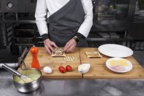 Vista recortada de chef masculino tostada de corte con forma - foto de stock