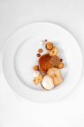 Яблучний десерт з карамельним соусом на тарілці — стокове фото
