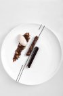 Шоколадний десерт з вершками на тарілці — стокове фото