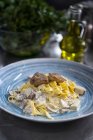Tagliatelle mit Fleisch und Champignons in Sahnesauce — Stockfoto