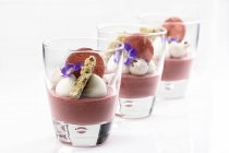 Crema dessert in bicchieri su sfondo bianco — Foto stock