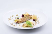 Filetto di pesce con patatine guarnire e salsa verde — Foto stock