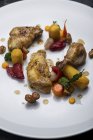 Carne de frango assada com guarnição vegetal — Fotografia de Stock