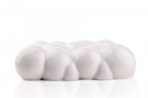 Blasen geformten weißen Kuchen auf weißem Hintergrund — Stockfoto