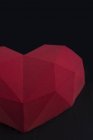 Bolo vermelho em forma de coração no fundo preto — Fotografia de Stock