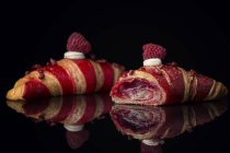 Круассаны с полосатым узором и ягодной начинкой — стоковое фото