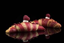Croissants au motif rayé et framboises fraîches — Photo de stock