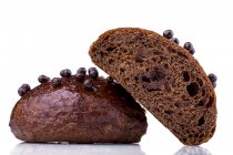 Panini di pan di zenzero con cioccolato su sfondo bianco — Foto stock
