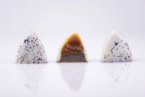 Шоколадные конфеты с карамельной начинкой на белом фоне — стоковое фото