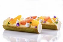 Sobremesa de merengues com citrinos frescos — Fotografia de Stock