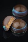 Caramelle al cioccolato con glassa colorata — Foto stock