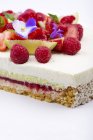 Vue recadrée du gâteau avec décoration aux fruits et baies — Photo de stock