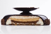 Kuchen mit Sahne und Fruchtfüllung und Schokoladendekoration — Stockfoto