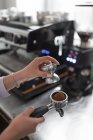 Vue rapprochée de femmes barista mains remplissant machine à café — Photo de stock