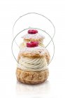 Pasteles con relleno de crema y frambuesas frescas - foto de stock