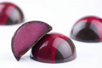 Bonbons au chocolat avec remplissage rose — Photo de stock