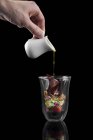 Salsa versante a mano su dessert in vetro — Foto stock