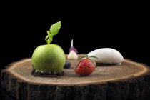 Dessert en forme de pomme au chocolat et fruits frais — Photo de stock