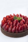 Schokoladenkuchen mit frischen Erdbeeren auf weißem Hintergrund — Stockfoto