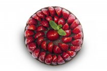 Pastel de chocolate con fresas frescas sobre fondo blanco - foto de stock