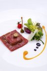 Raviolis à la viande avec légumes verts et poivre jalapeno — Photo de stock