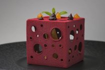 Torta a forma di cubo con fori pieni di frutta fresca — Foto stock