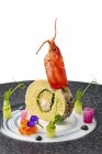 Rollo de pescado con decoración de langosta y guarnición vegetal - foto de stock