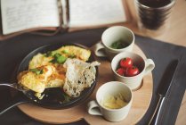 Omelette auf Pfanne mit frischen Kirschtomaten und Parmesan in Tassen — Stockfoto