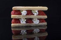 Kuchen mit Sahne und frischen Erdbeeren — Stockfoto