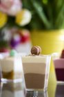 Mousse de chocolate de tres colores en vidrio - foto de stock