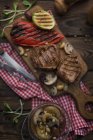 Blick von oben auf Fleischsteaks mit gegrilltem Gemüse und Pilzen — Stockfoto