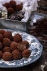 Dulces de trufa de chocolate en la fidelidad vintage - foto de stock