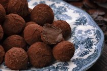 Bonbons à la truffe au chocolat sur une faïence vintage — Photo de stock