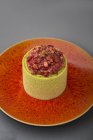 Gâteau éponge garni de fraises tranchées — Photo de stock