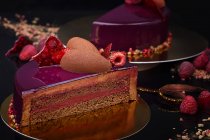 Chocolate cake with purple glaze and fresh berries — Stock Photo