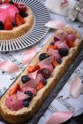 Obstkuchen mit Beeren und rosa Sahne — Stockfoto