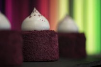 Kuchen mit rosa Überzug und cremefarbener Dekoration — Stockfoto