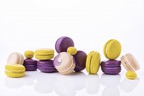 Macarons jaunes et violets sur fond blanc — Photo de stock