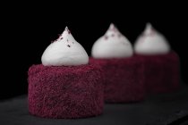 Торти з рожевим покриттям і кремовою прикрасою — стокове фото