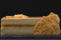 Торт з білим шоколадом і прикрасою мармеладу — стокове фото