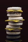Macarões em forma de cheeseburger com recheio de chocolate — Fotografia de Stock